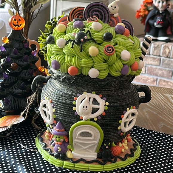 NEW! Sweet Spooky LED Lighted Witch Gingerbread Cauldron Halloween House Cake - Picture 1 of 16